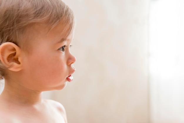 Free photo close-up baby looking away