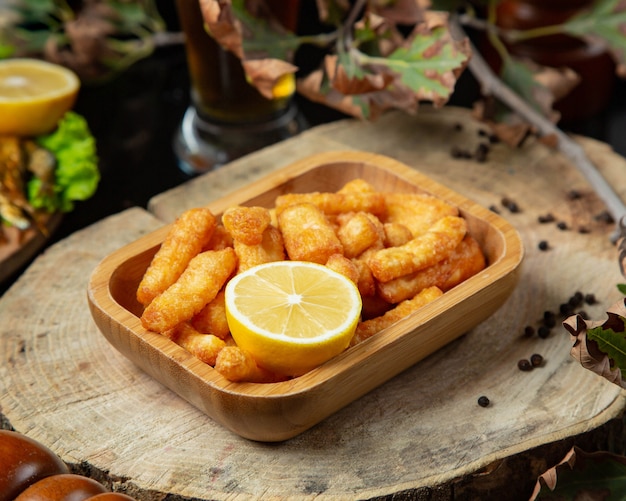 Free photo close up of baked potato nuggets served with lemon