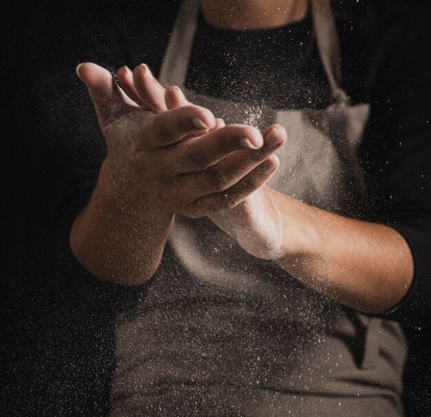 クローズアップパン屋は小麦粉を手を洗う
