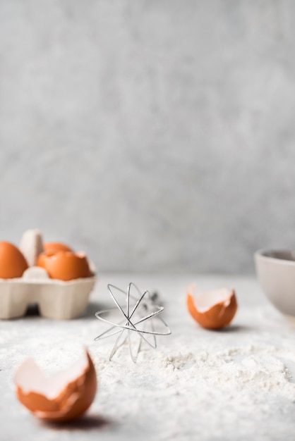 Бесплатное фото Мука для выпечки крупным планом на столе с яйцами