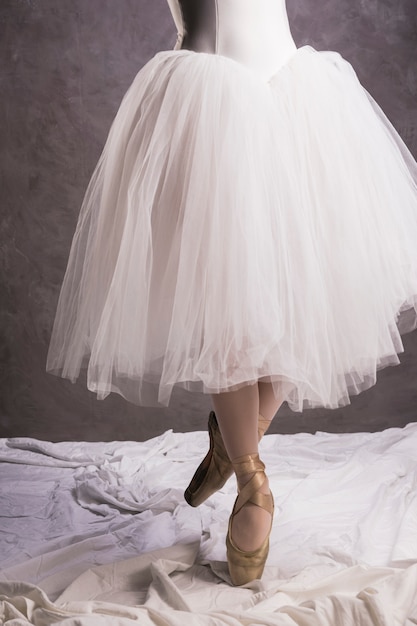 Foto gratuita chiuda sul vestito da ballerina e sulle scarpe di balletto