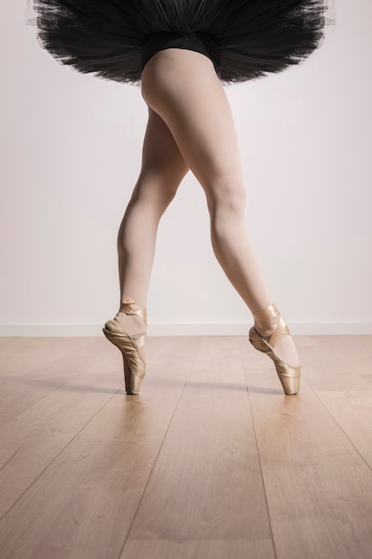 Крупным планом балерина подходят ноги