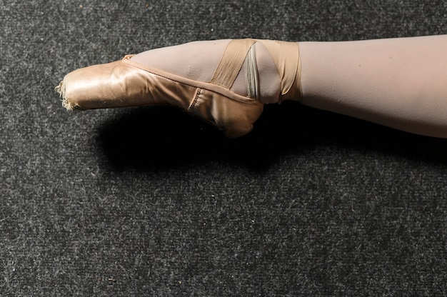 Free photo close-up of ballerina foot wearing pointe shoes