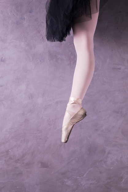 Foto gratuita chiuda sulla posizione della gamba della ballerina