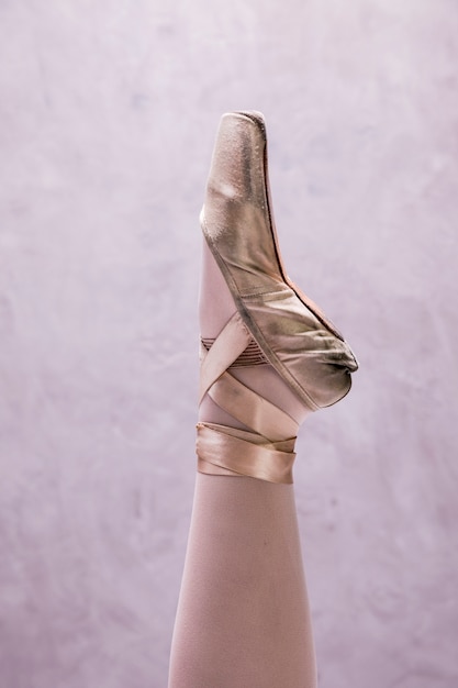 Foto gratuita chiuda sulla scarpa del pointe della ballerina