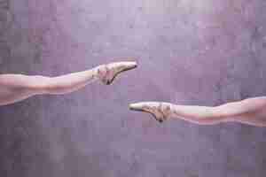 Free photo close up ballerina in pointe shoes