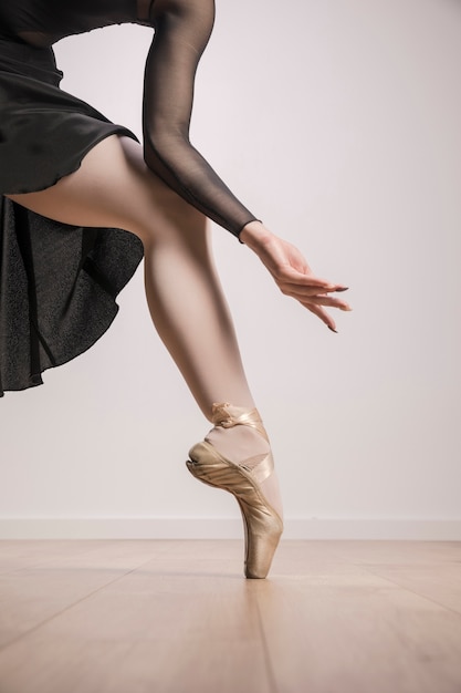 Free photo close up ballerina in pointe shoes