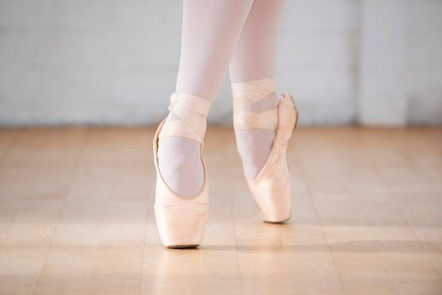 Free photo close up ballerina with pointe shoes