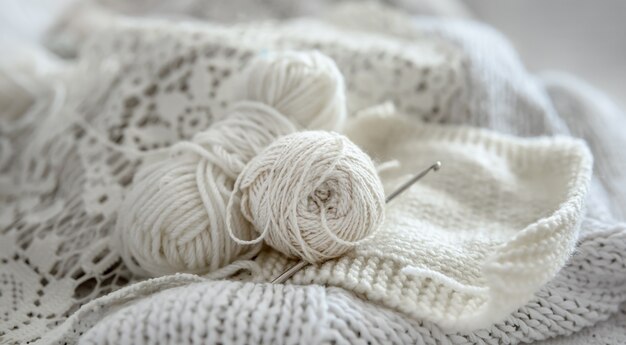 파스텔 색상으로 뜨개질을 하기 위한 원사 공의 클로즈업.