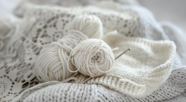 パステルカラーで編むための毛糸のボールのクローズアップ。
