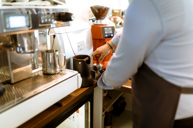 Free photo close up of barman making coffee