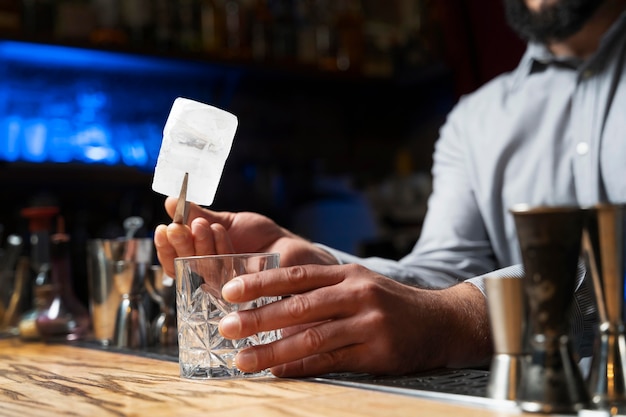 Primo piano su barista e cocktail shaker