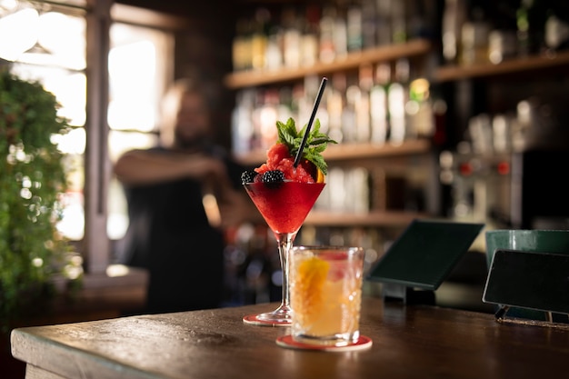 Foto gratuita primo piano sul barista che crea un drink delizioso?