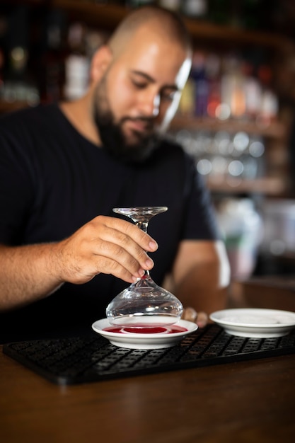 Foto gratuita primo piano sul barista che crea un drink delizioso?