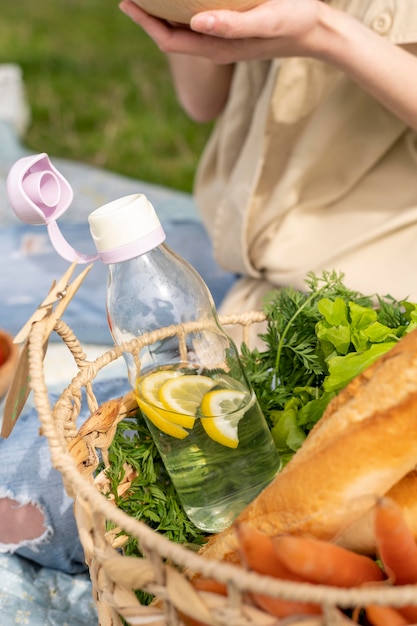 Foto gratuita cestino del primo piano con alimento al picnic