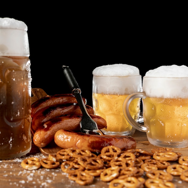Крупный план баварского пива и закусок