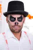 Free photo close-up bearded man with halloween hat