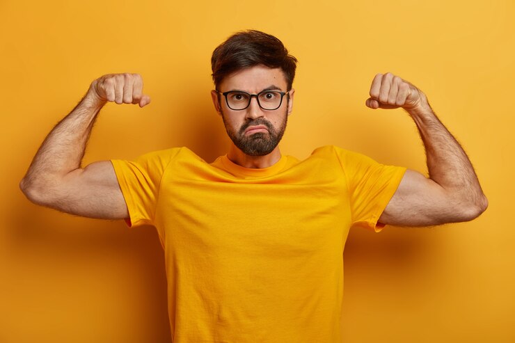 無料Photo 孤立した眼鏡をかけているひげを生やした若い男にクローズアップ
