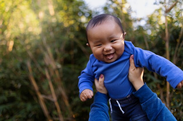 Foto gratuita primo piano sul bellissimo bambino nero