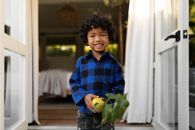 Foto gratuita primo piano sul bellissimo bambino nero