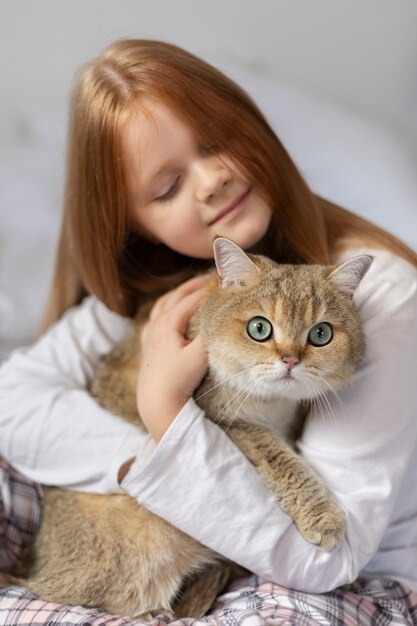 小さな女の子と美しい猫のクローズアップ