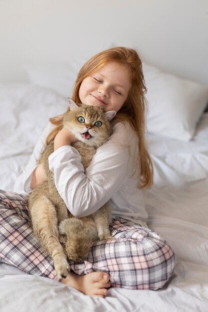 小さな女の子と美しい猫のクローズアップ