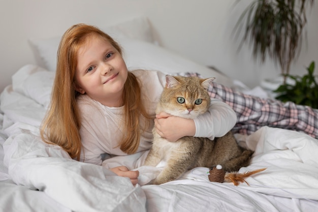 Крупным планом на красивую кошку с маленькой девочкой