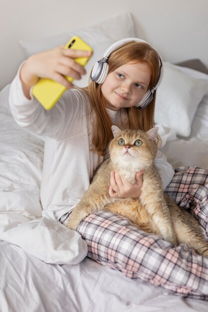 小さな女の子と美しい猫のクローズアップ