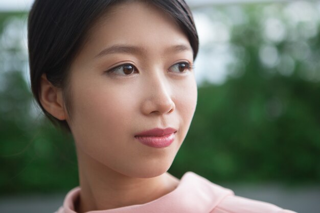 아름 다운 콘텐츠 젊은 아시아 여자의 클로즈업