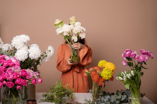 Foto gratuita primo piano sulla bella fiorista donna