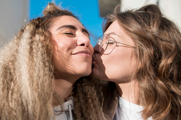 Belle ragazze del primo piano felici insieme