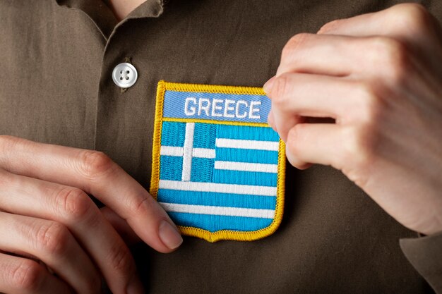 아름다운 그리스 국기 자수 핀에 클로즈업