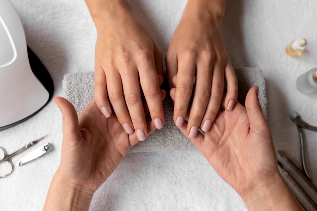 Foto gratuita primo piano bellissima manicure