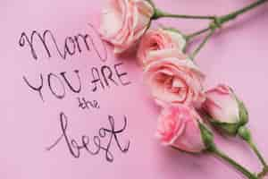 Free photo close-up of beautiful message and flowers for mother's day