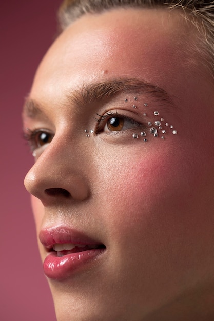 Free photo close up beautiful model posing in studio