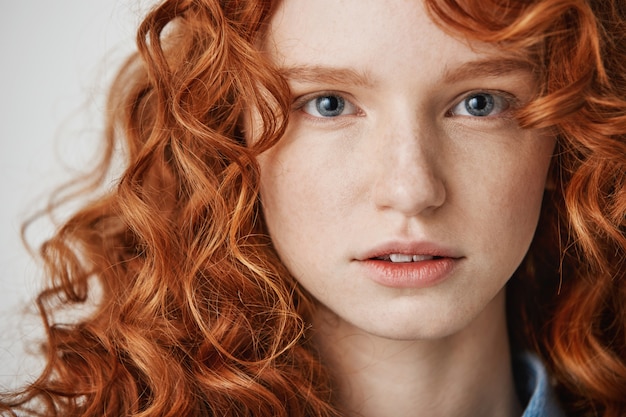 Free photo close up of beautiful natural ginger girl with freckles