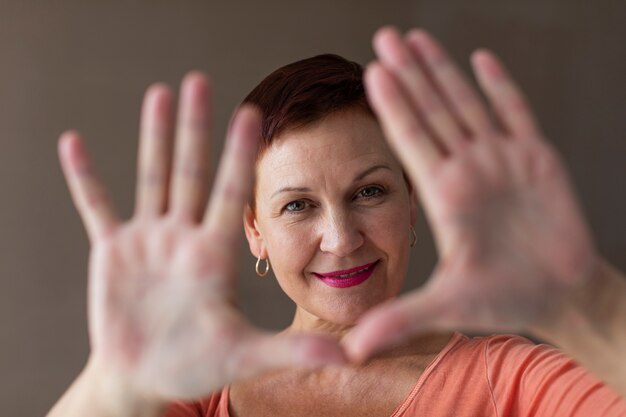 Free photo close-up beautiful senior lady