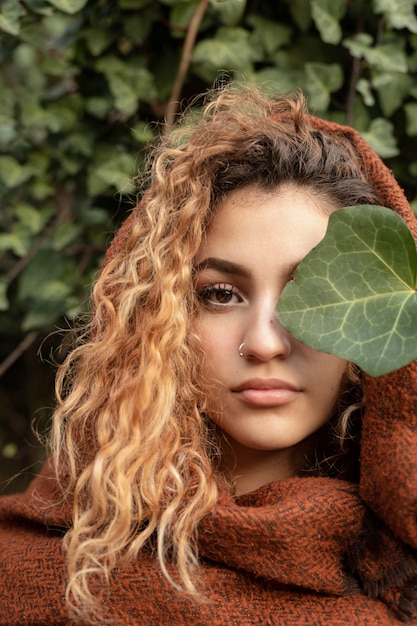 Foto gratuita chiuda sulla bella posa della donna