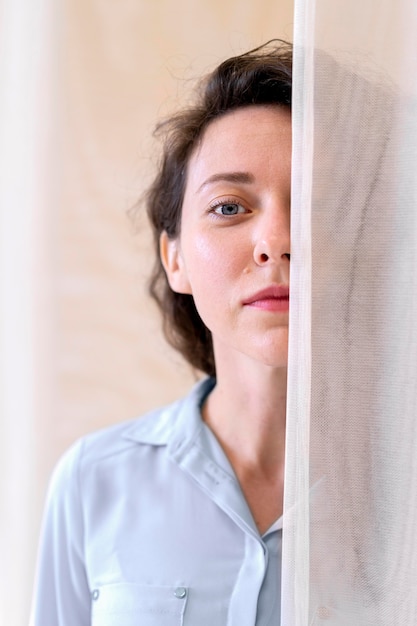 Foto gratuita primo piano bella donna in posa