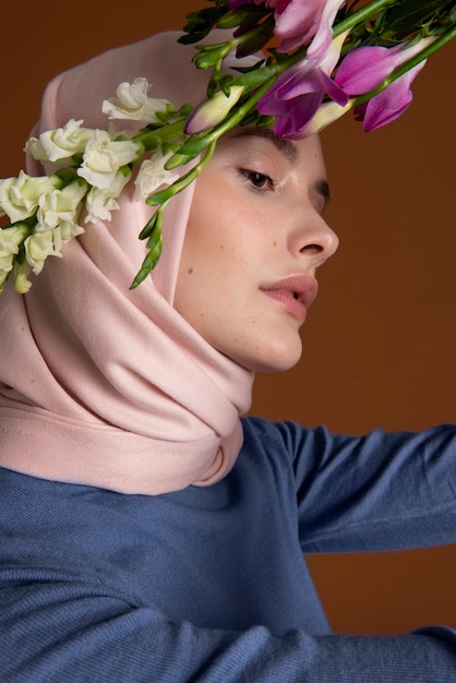 Free photo close up beautiful woman with flowers