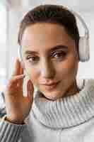 Free photo close-up beautiful woman with headphones