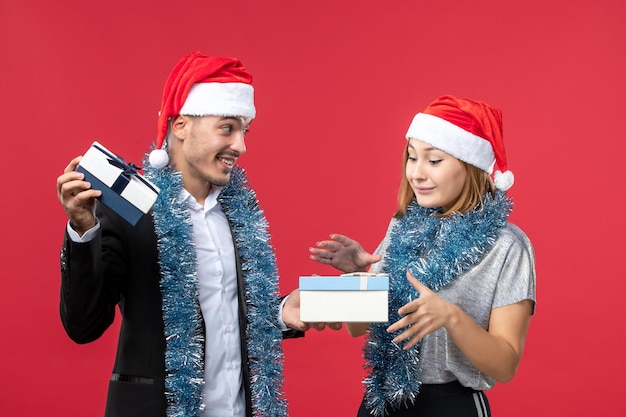 Primo piano su una giovane e bella coppia che indossa cappelli di babbo natale isolati