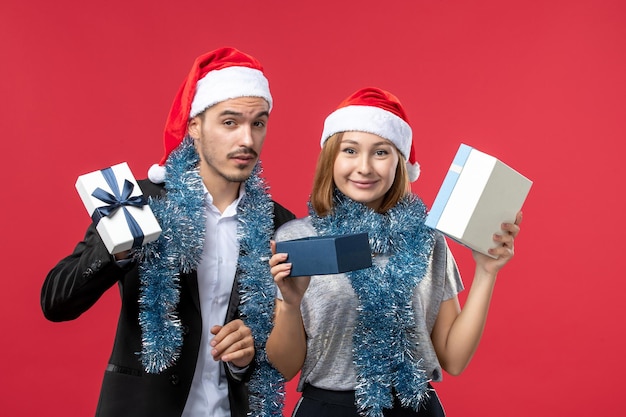 Primo piano su una giovane e bella coppia che indossa cappelli di babbo natale isolati