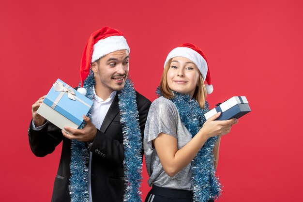 Крупным планом на красивая молодая пара в шапках Санта-Клауса изолированы