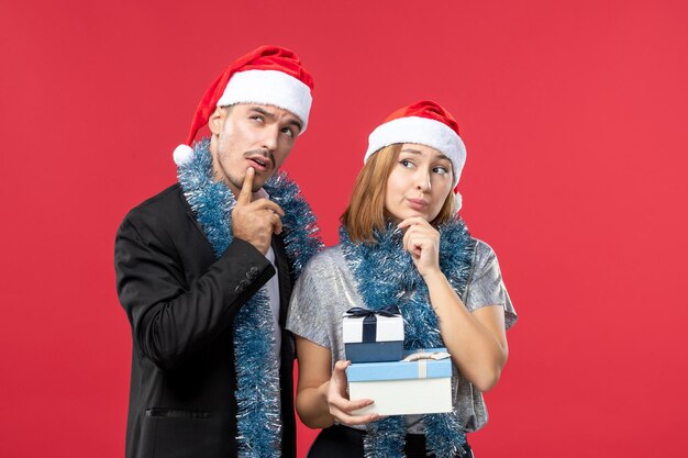 Primo piano su una giovane e bella coppia che indossa cappelli di babbo natale isolati