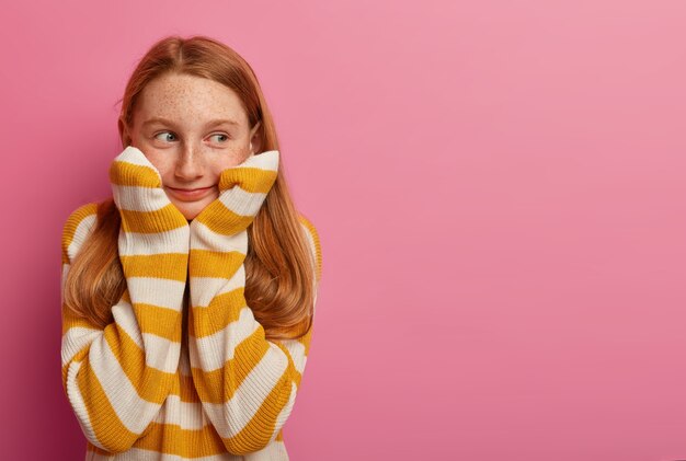 Primo piano sulla bella ragazza isolata