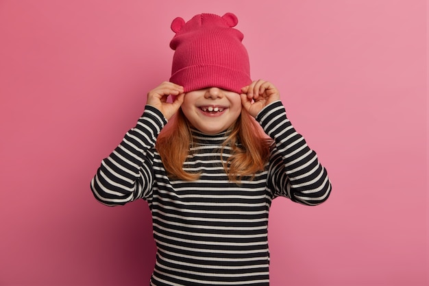 Primo piano sulla bella ragazza isolata