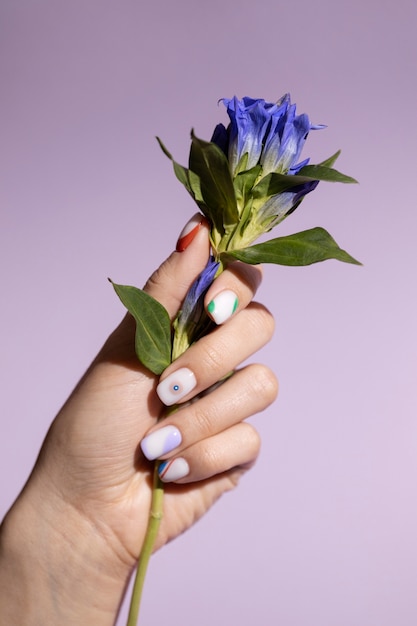 Foto gratuita primo piano sulla nail art di bellezza con fiore