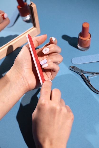 Foto gratuita primo piano sulla nail art di bellezza con fiore