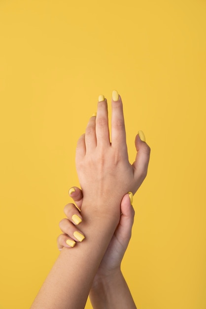 Foto gratuita primo piano sulla nail art di bellezza